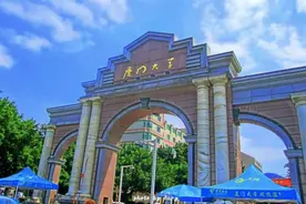 广东家长送女儿去厦大报道，被食堂菜价震惊，米饭免费素菜5毛图片