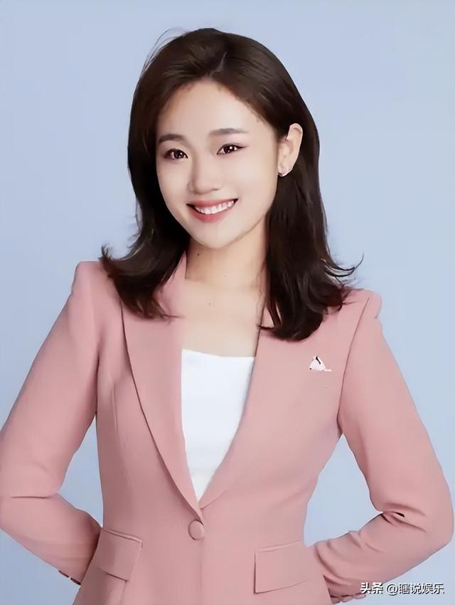 2025央视主持人大赛最大黑马竟是她，年仅22岁，康辉夸个不停！