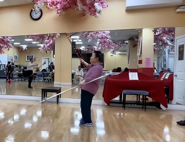吃里爬外，永不回国？她带领30名演员选择留美，如今年过花甲归来
