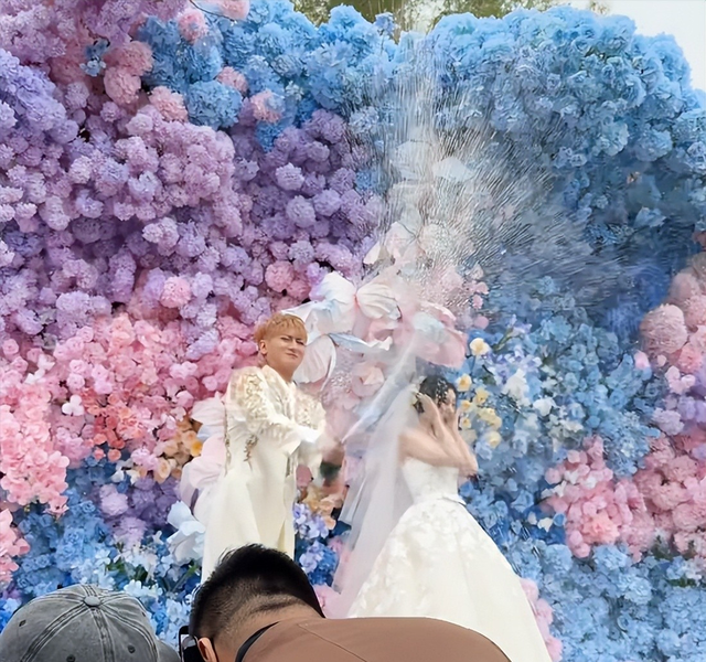 幸不幸福一目了然，黄子韬举办世纪婚礼，鹿晗生病女友却不吭一声