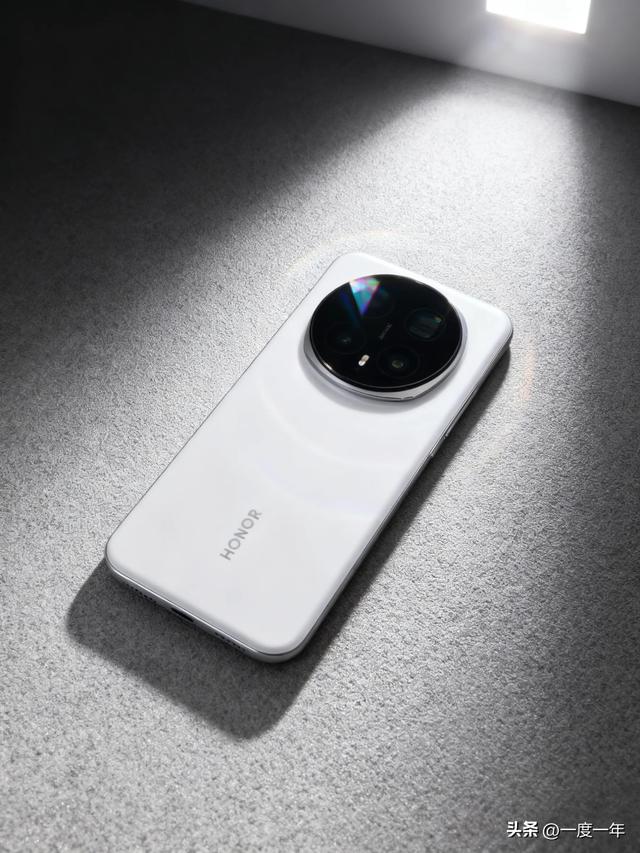荣耀500系列率先通过3C认证，全系支持80W有线充电