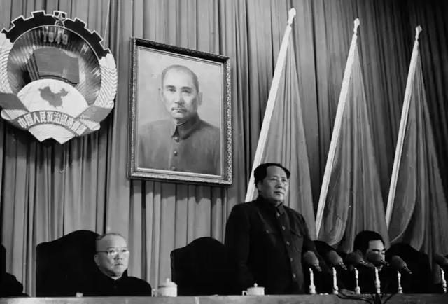 1965年，毛主席宴请刚回国的李宗仁，问：你知道我靠什么吃饭吗？