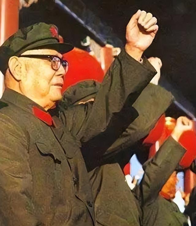 毛主席临终前为何拿掉叶剑英军权？众人不解，多年后才知主席苦心