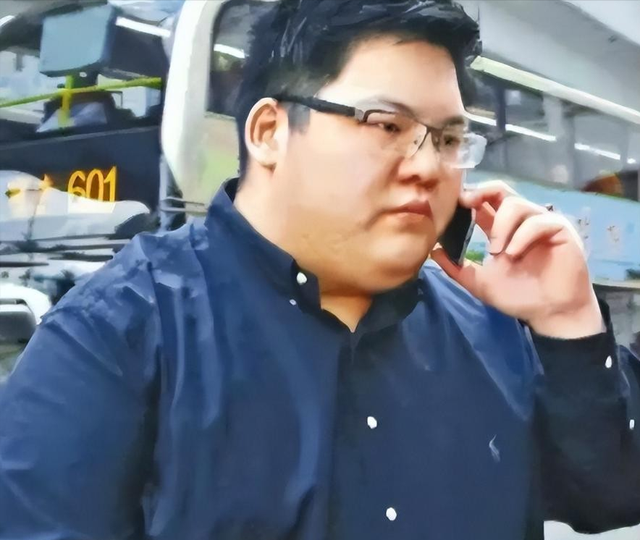 向府治丧现场大批警员戒备！向太向佐露面，遗嘱分配曝光出乎意料