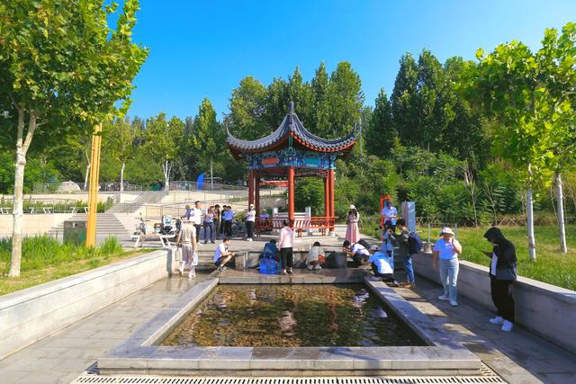 邢台华庄泉景区，众多市民专程来此取水，成为千年泉城的独特一景