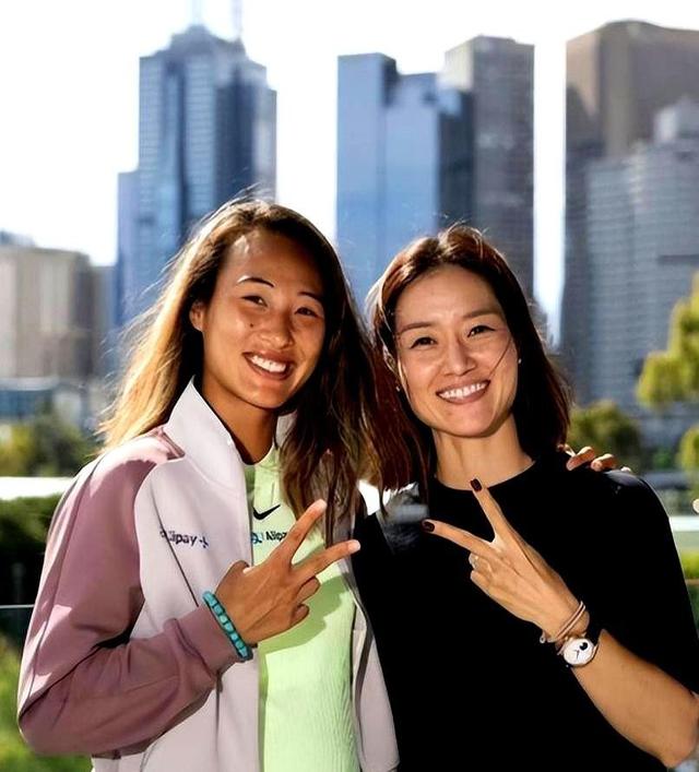 这一次被人民日报点名的郑钦文。暴露真实处境，原来李娜真没说错