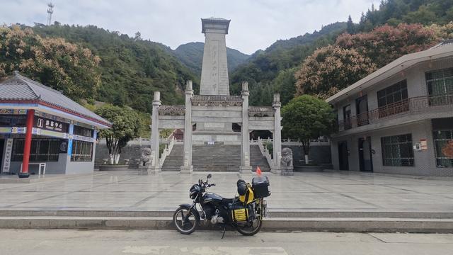 赏秋秦岭，摩旅商洛（03）打卡全国唯一“红军镇”，进入湖北境内