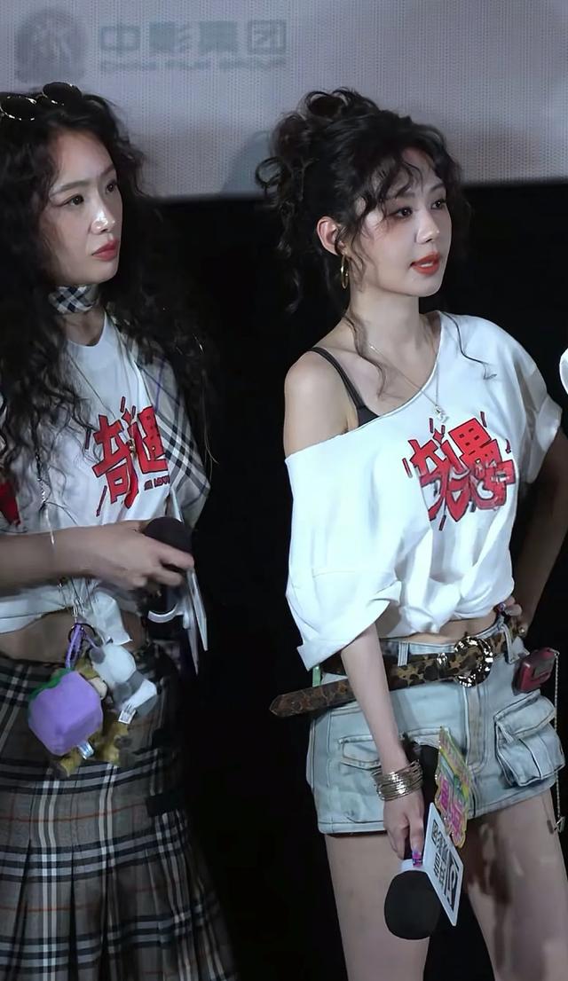 电影《奇遇》北京首映礼上，李梦把话筒别腰间，她的腰真的好细