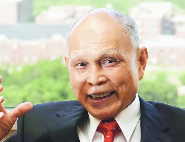 郭晶晶没想到，79岁的公公霍震霆再破天花板，让整个豪门圈沉默了