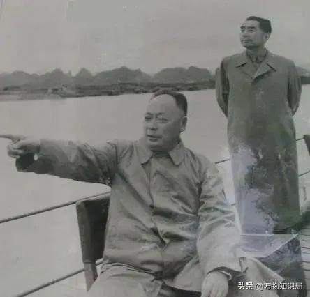 老照片：周总理当众跳起来，为邓大姐摘苹果，浪漫温馨少年气十足