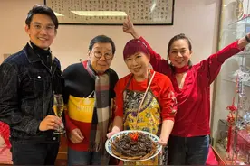 陈松伶回香港过年，已嫁到东北13年，小9岁丈夫成全家最高最帅图片