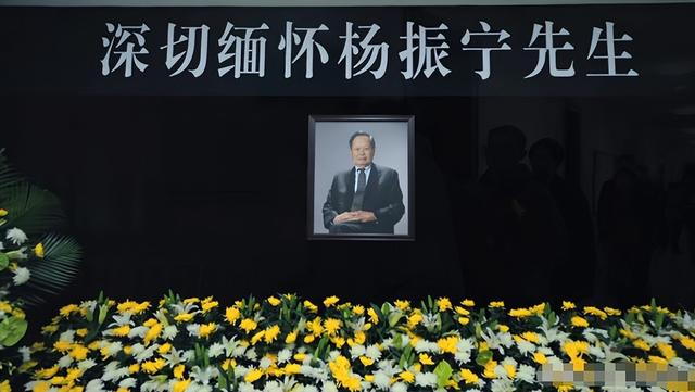 杨振宁去世才2天，令人恶心的一幕出现了，杨振宁助理曾辟谣