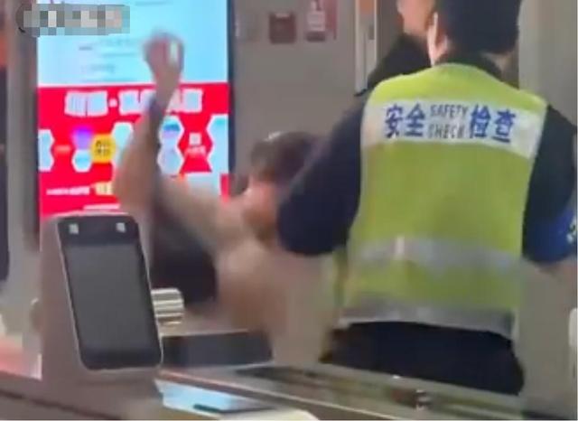 地铁女子打人被拘后续！女子面容曝光，警方回应，知情人透露原因