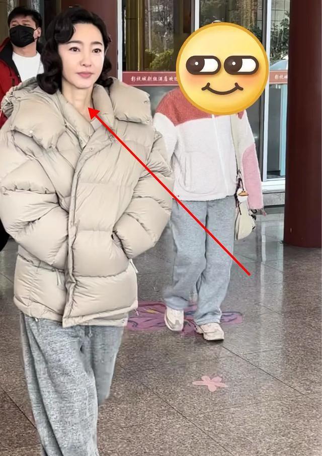 40岁王丽坤沦落到拍短剧，老公被抓2年后，她人中变长，不漂亮了