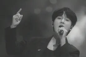 蒋敦豪深V黑衬衫引热议，网友：这锁骨能养鱼了，新歌《一一》图片