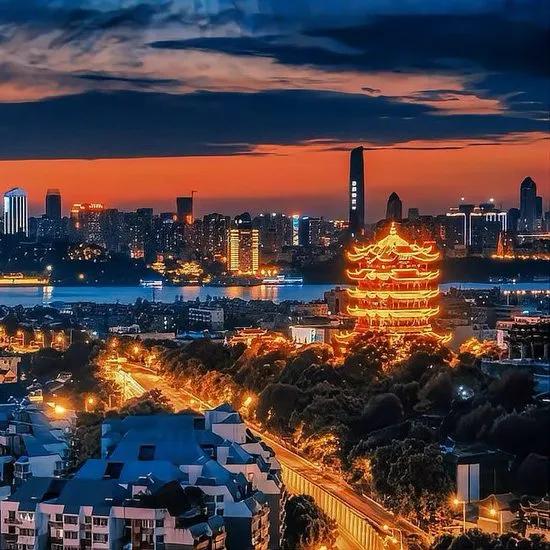 古韵新风:历史与未来的时空交响