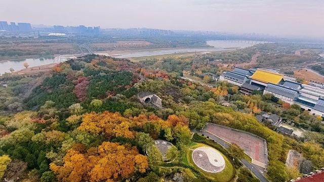 永定塔九层上新啦！观光望远镜带你 “一键拉近” 山河盛景，解锁北京全景视角～