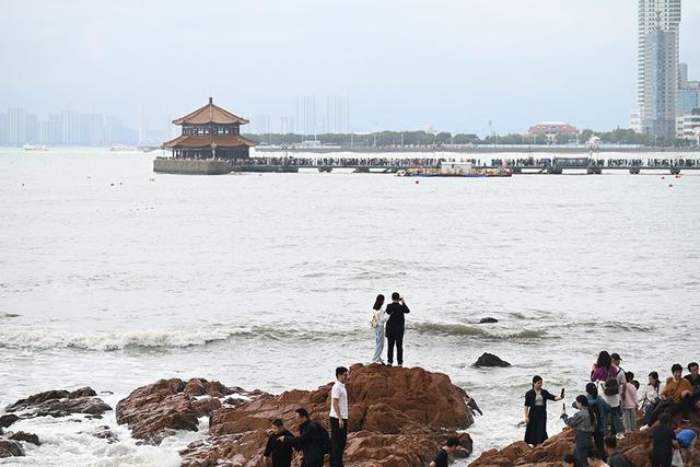海上赏青岛 国庆假期青岛栈桥一号码头游船游热潮涌动
