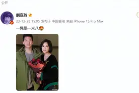 58岁刘嘉玲晒和干儿子康康合照，感慨“一晃眼一米八”，曾称和康康有前世缘分，我们好像失散了很久图片