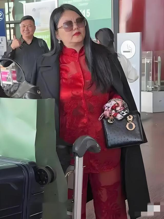 李湘胖成洪晃，穿一身红气场全开，前夫忙前忙后秒变小跟班！