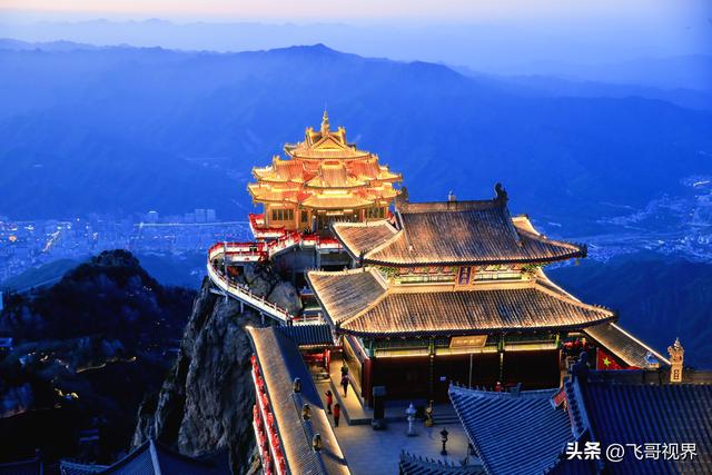 那一刻，金顶披霞