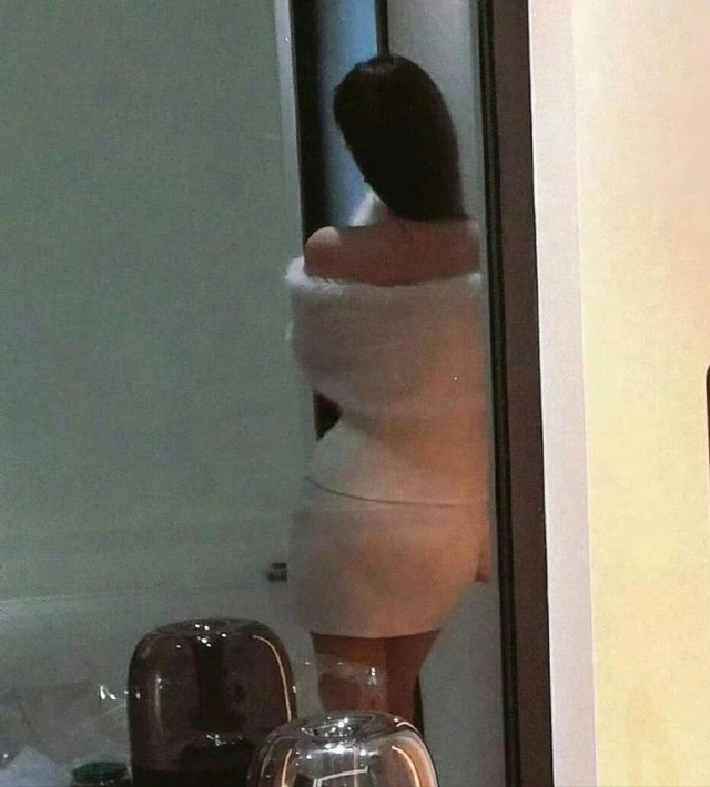 刘亦菲在家玩自拍	，不料被镜子“出卖”了，网友直呼：好女人啊！