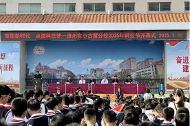 机器人也能踢足球赛？漳州实小古雷分校科技节狂飙“黑科技”图片