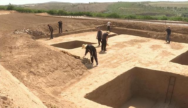 武则天无字碑藏玄机，一道划痕暴露野心。