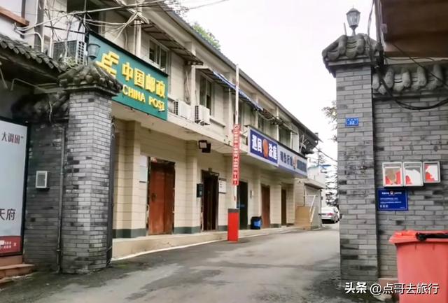 成都龙泉山被冷落的古场镇，街上空无一人，美食诱人被严重低估！