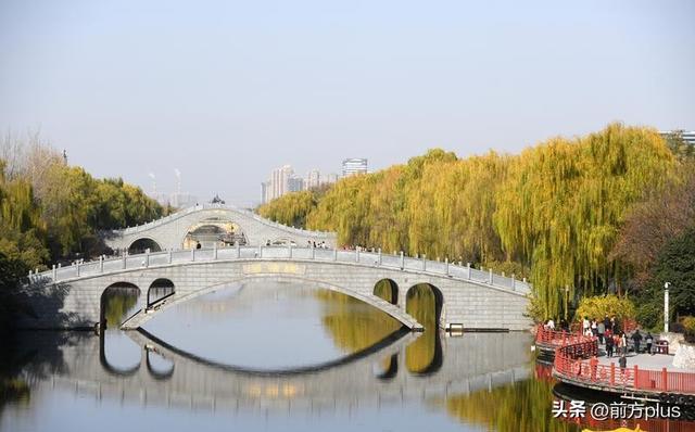 暖阳映照汉城湖 游人如织享冬趣
