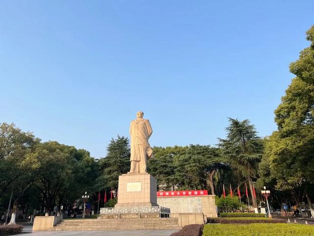 长沙岳麓山避坑指南｜本地人熬夜整理，拒绝（人挤人+踩雷）攻略
