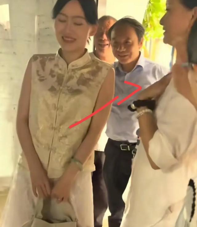 58岁宋祖英近照：穿白色棉麻套装，剪齐肩短发，私人聚会全场焦点