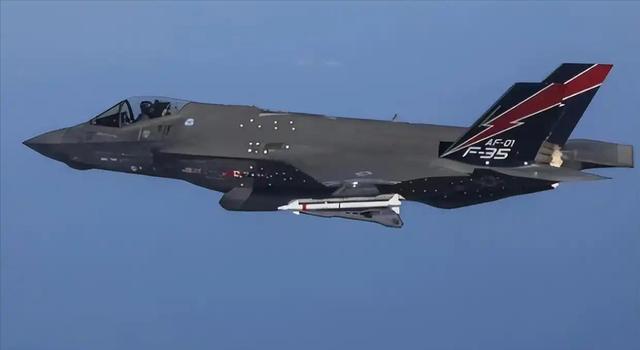 出大事！美国亮杀手锏：F-35搭载核弹起飞，毒刀已伸到中俄脖子下
