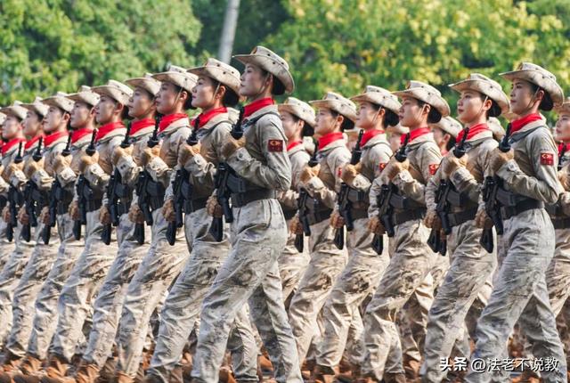 93受阅女兵参加婚礼被骂惨！网友：穿这套衣服去是几个意思？
