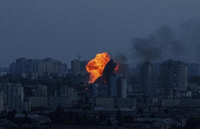 俄罗斯上演复仇式轰炸！泽连斯基点名见普京	，轮到美英法德着急了