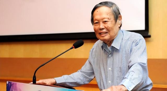 杨振宁去世才2天，令人恶心的一幕出现了，杨振宁助理曾辟谣