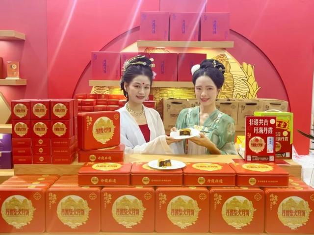 2025广东旅博会圆满落幕！韶关展厅展示非遗绝技+AI打卡、抽奖火出圈！实力诠释“天然氧吧，康养胜地”