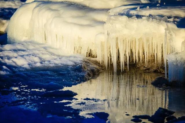 西藏天湖冬日变蓝宝石秘境，千里冰封宛如异星