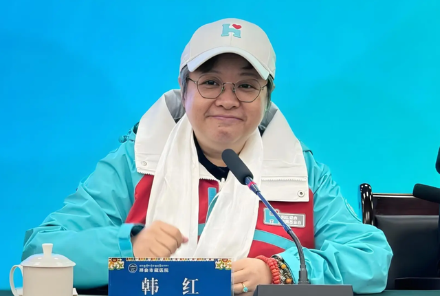 人在做天在看，韩红五年前被网友举报私吞巨款 如今坐着也有“错”