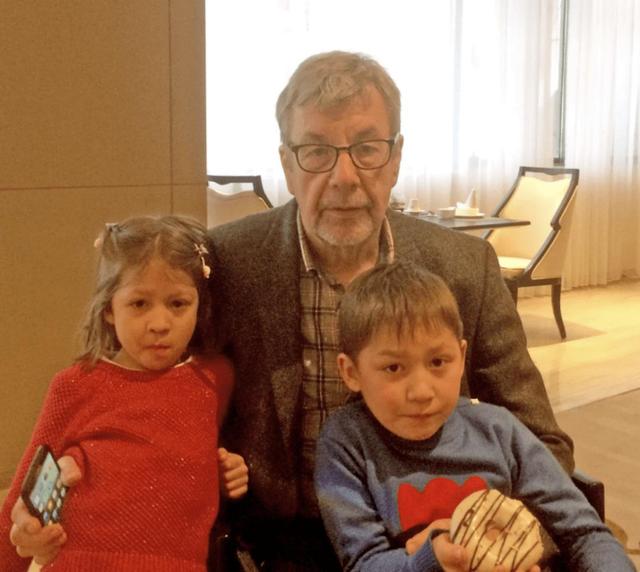 湖北打工妹嫁给英国高管，生下2个混血宝宝，婚后8年持刀捅死丈夫