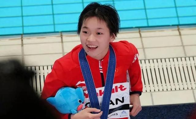 全红婵夺金仅3天，出现2件令人担心的事，央视下场发文为她撑腰