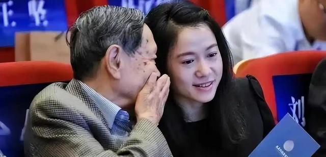 28岁就跟了82岁的杨振宁，如今21年过去，翁帆到底得到了什么？