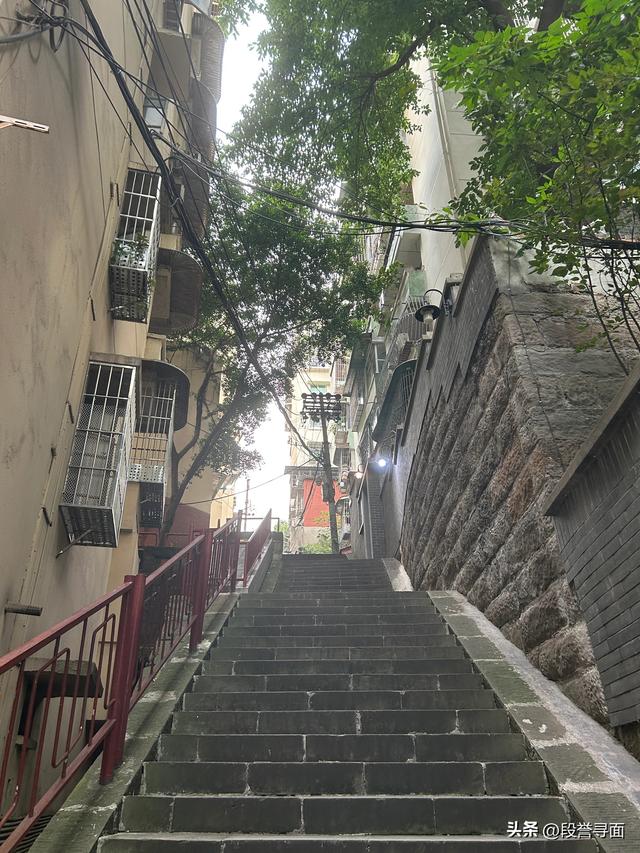 寻面之旅第678站：在枣子岚垭发现5元的小面