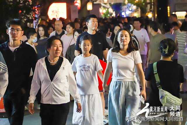 文旅热潮涌动 古城夜色引客来