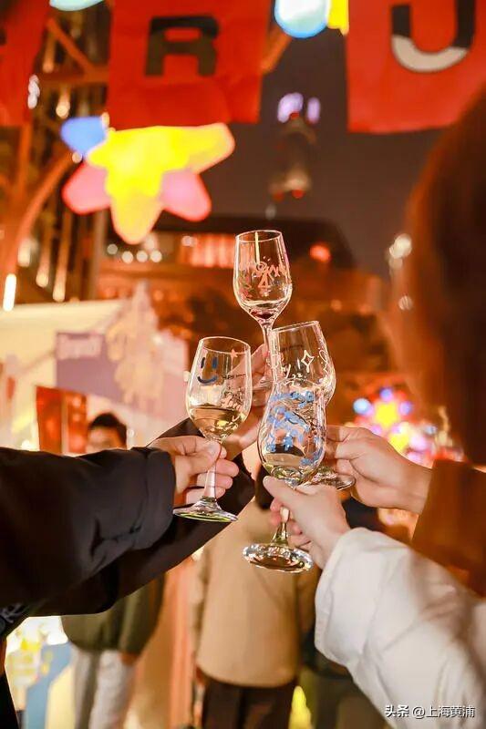 外滩这里人气“爆爆爆”！300㎡真冰滑冰场+马戏表演，冬日嘉年华梦幻启航啦！