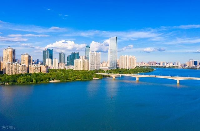 国内最有 “割裂感” 的城市之一！浪漫不失烟火，海鲜档吃到扶墙出