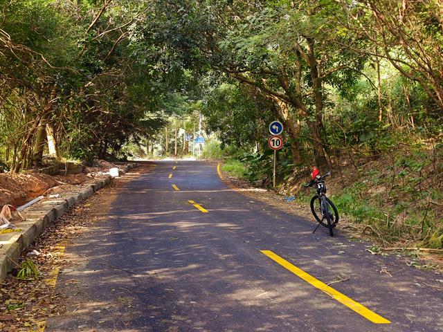 塘朗山郊野公园火车道口与绿平二路段，爬坡酸爽，骑友的天堂