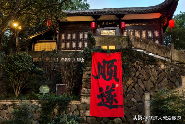 被杭州“药祖圣地”迷住了，一到晚上美如仙境，关键还能免费游！