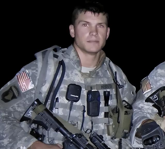 摊牌了！美国备战信号强烈，川普要“砍官增兵”，第一波福利已发