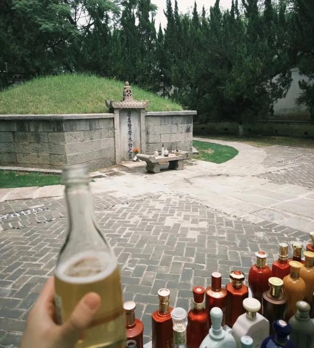 送曹操布洛芬，给孙权张辽卡，抽象上坟背后是年轻人的浪漫